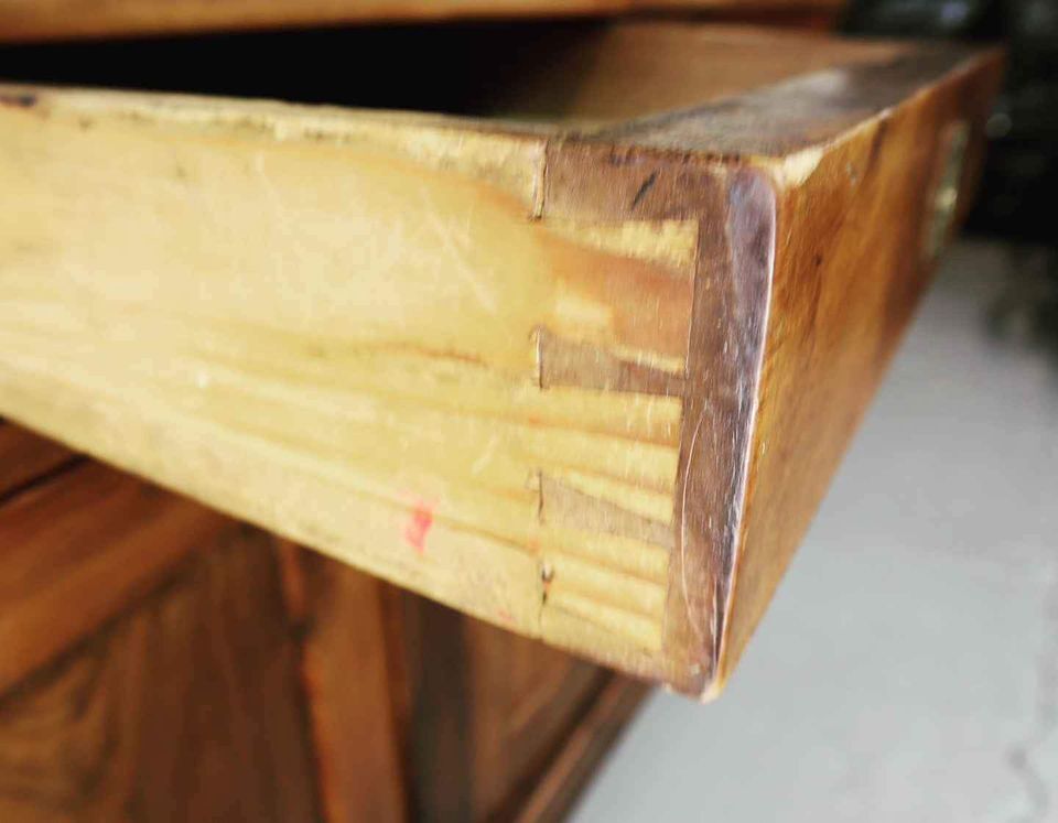 Comptoir de magasin du 19ème siècle en acajou et placage de bois de loupe avec dessus en marbre