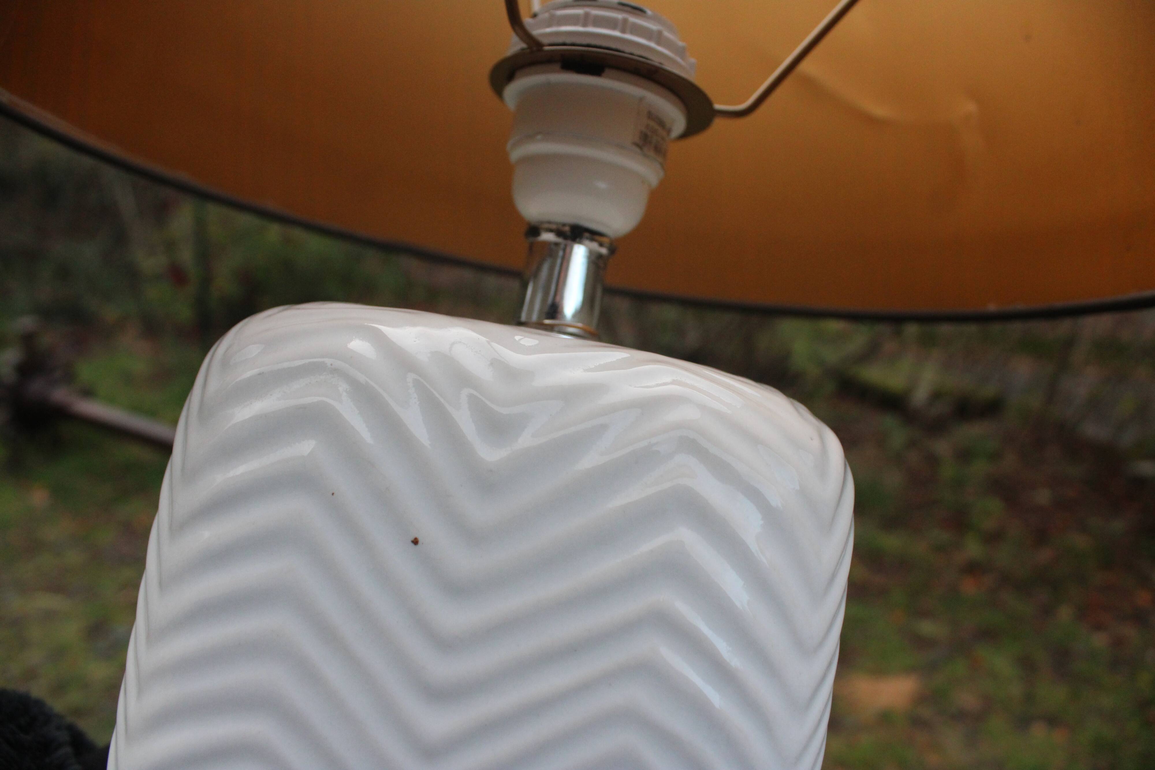 Lampe en céramique blanche à abat-jour tartan – style cosy et intemporel