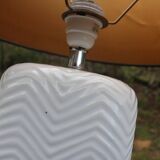 Lampe en céramique blanche à abat-jour tartan – style cosy et intemporel