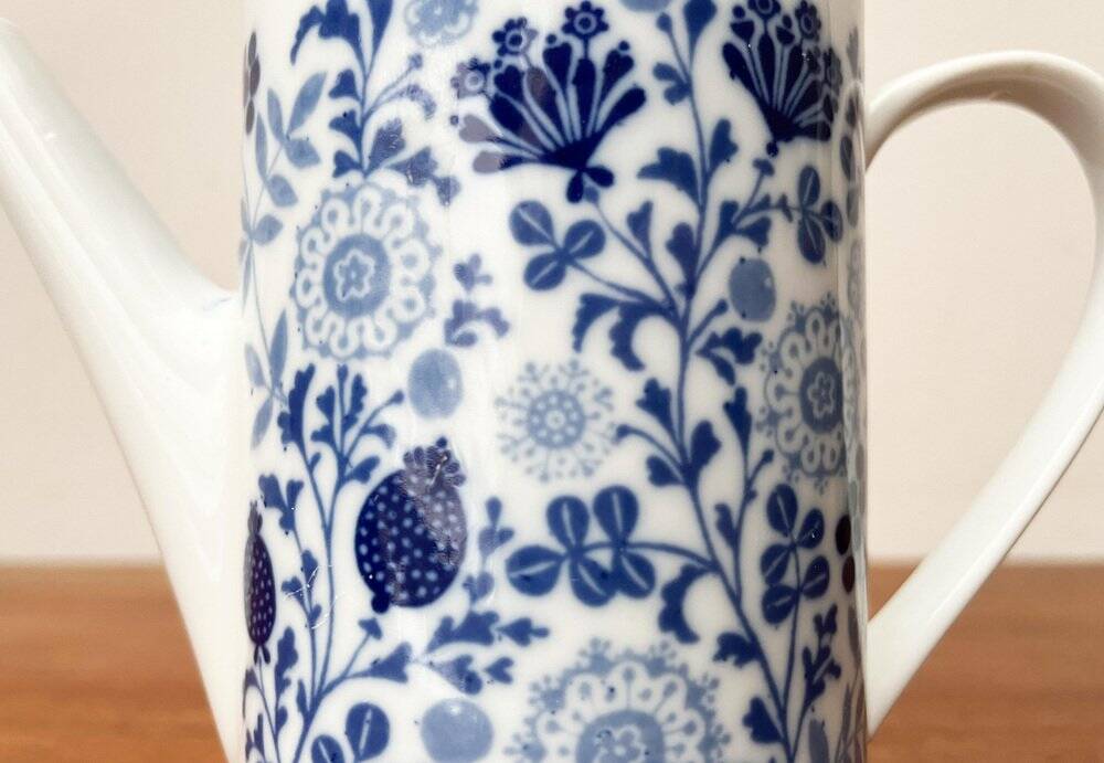 Teapot or coffee pot in German ceramic from the mid-century, Hamburg Form 20 series decor Blumenspiel by Lieselotte Kantner for Melitta, 1960s.