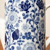 Teapot or coffee pot in German ceramic from the mid-century, Hamburg Form 20 series decor Blumenspiel by Lieselotte Kantner for Melitta, 1960s.