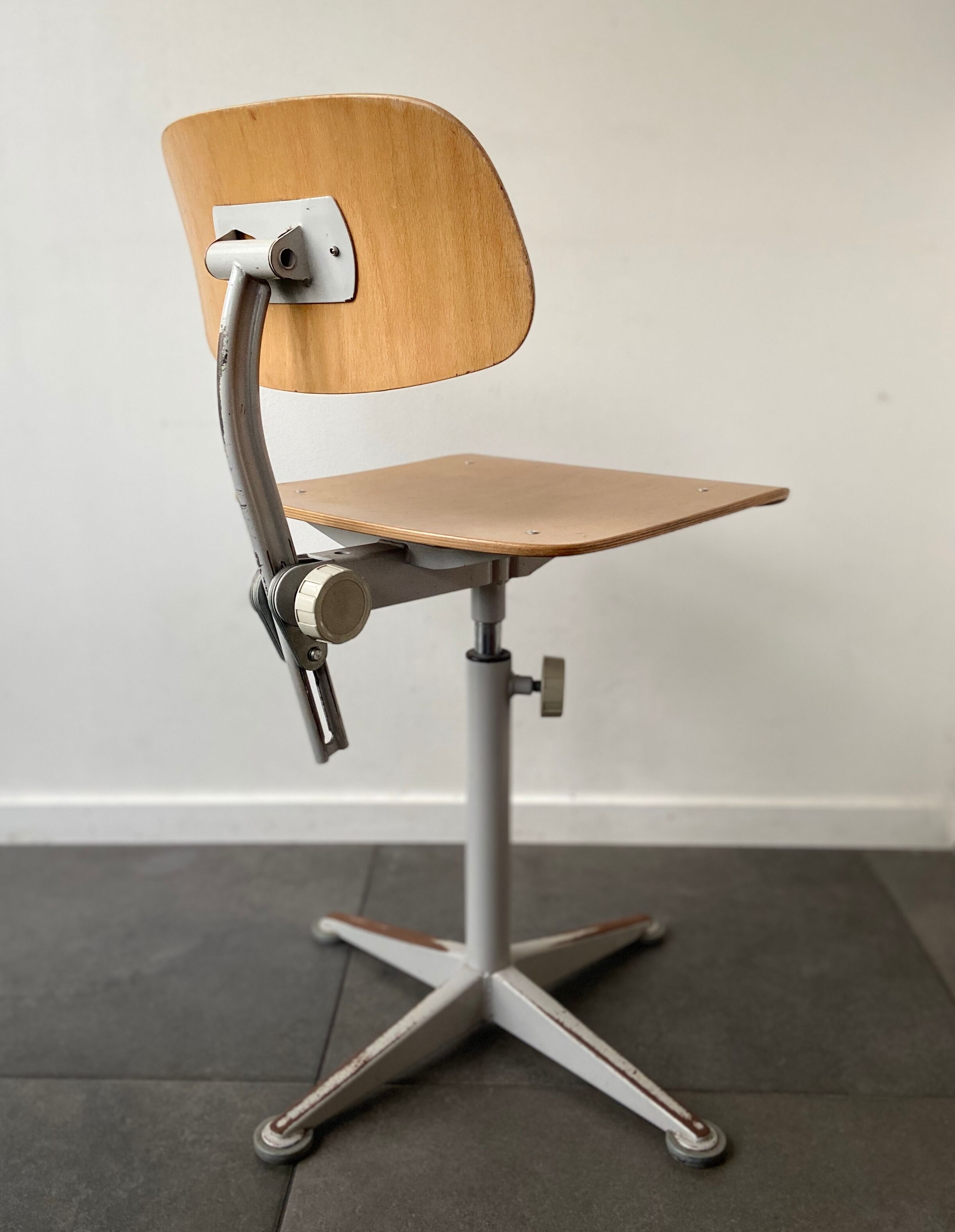 Dutch industrial workshop chair by Friso Kramer for Ahrend Cirkel