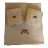 Nappe brodée main et ses 12 serviettes - chiffrée " m v " -années 80