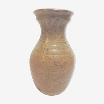 Speckled sandstone vase