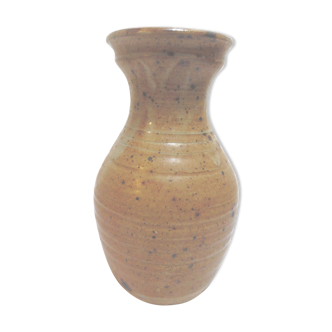 Speckled sandstone vase