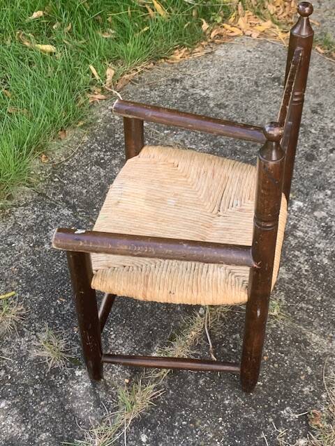 Small wooden and vintage straw children's chair Varnished wood and woven straw