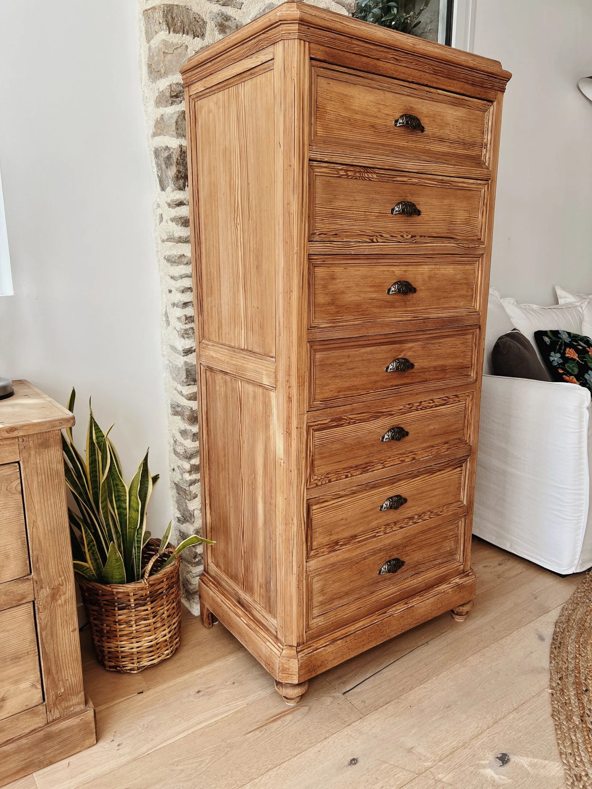 Early 20th-century chiffonnier furniture.