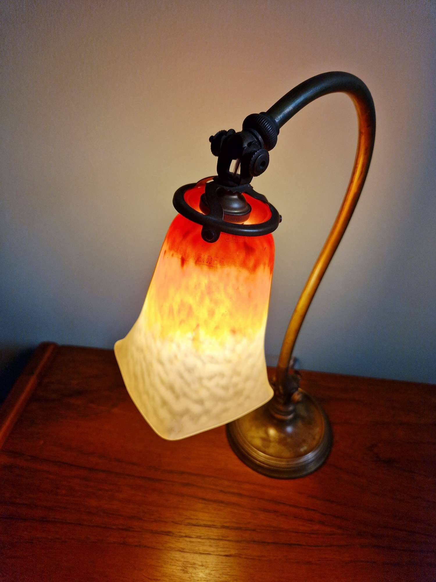 Lampe de bureau art déco en bronze et tulipe signée Schneider, années 1920