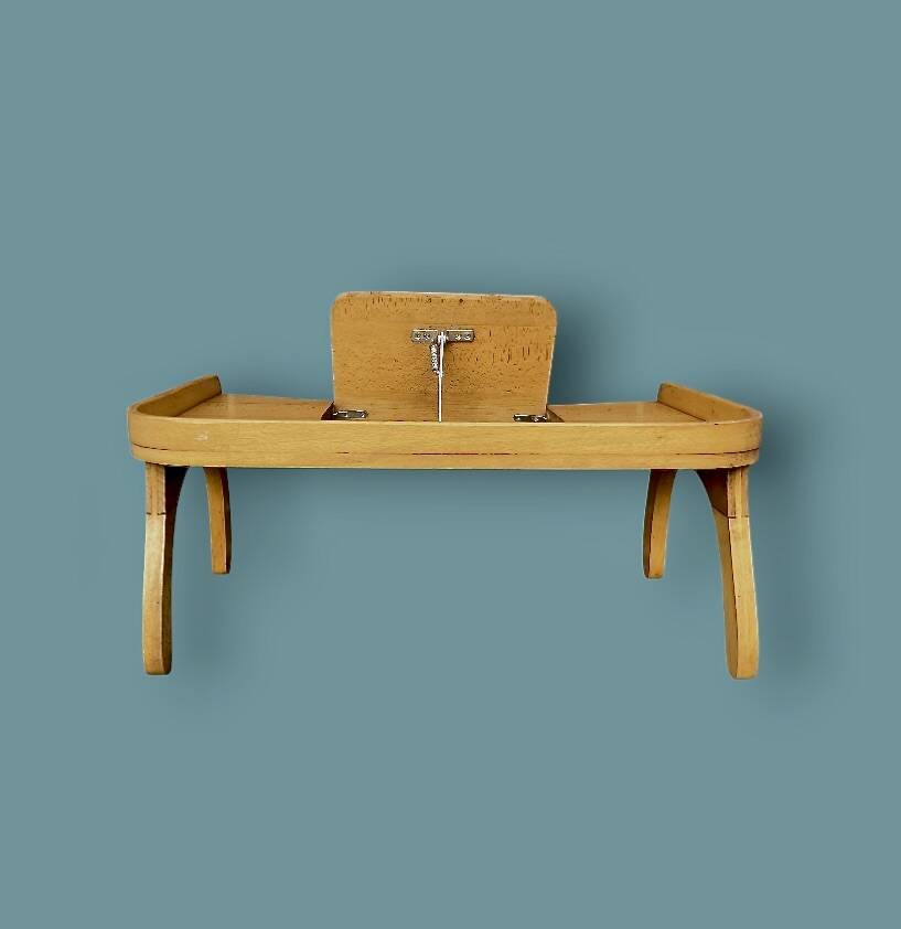 Old bed platform with a varnished wooden reading shelf, Torck