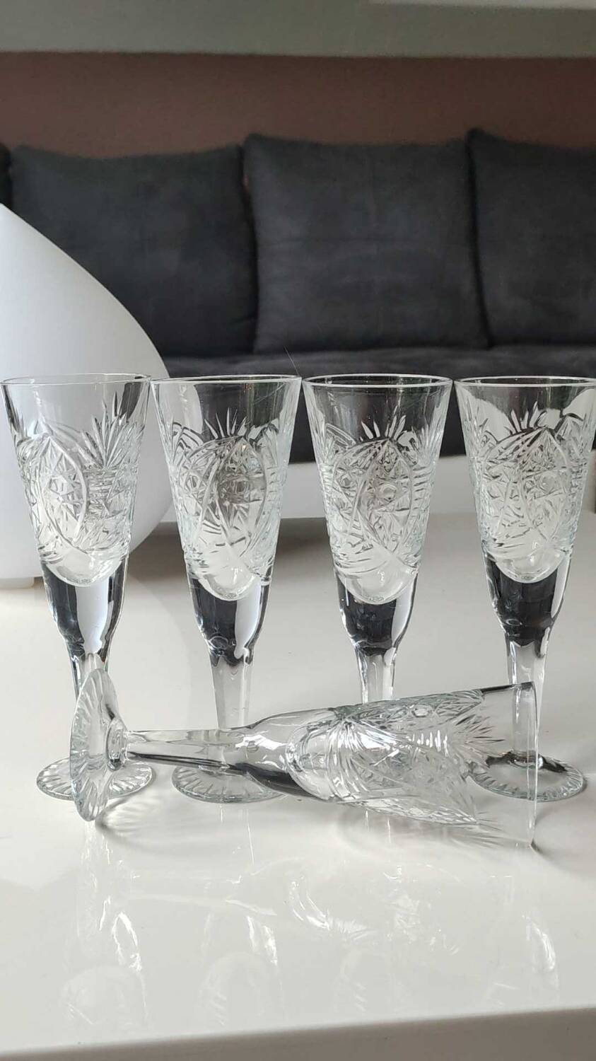 Lot 5 x Small Art Deco champagne flutes. Sophisticated star/cross/deciduous patterns. Boho chic. High 15.5 cm