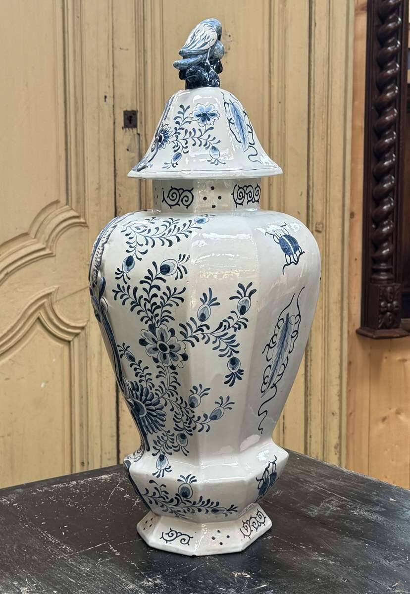 Large baluster vase with parrot - Holland, Delft 19th century