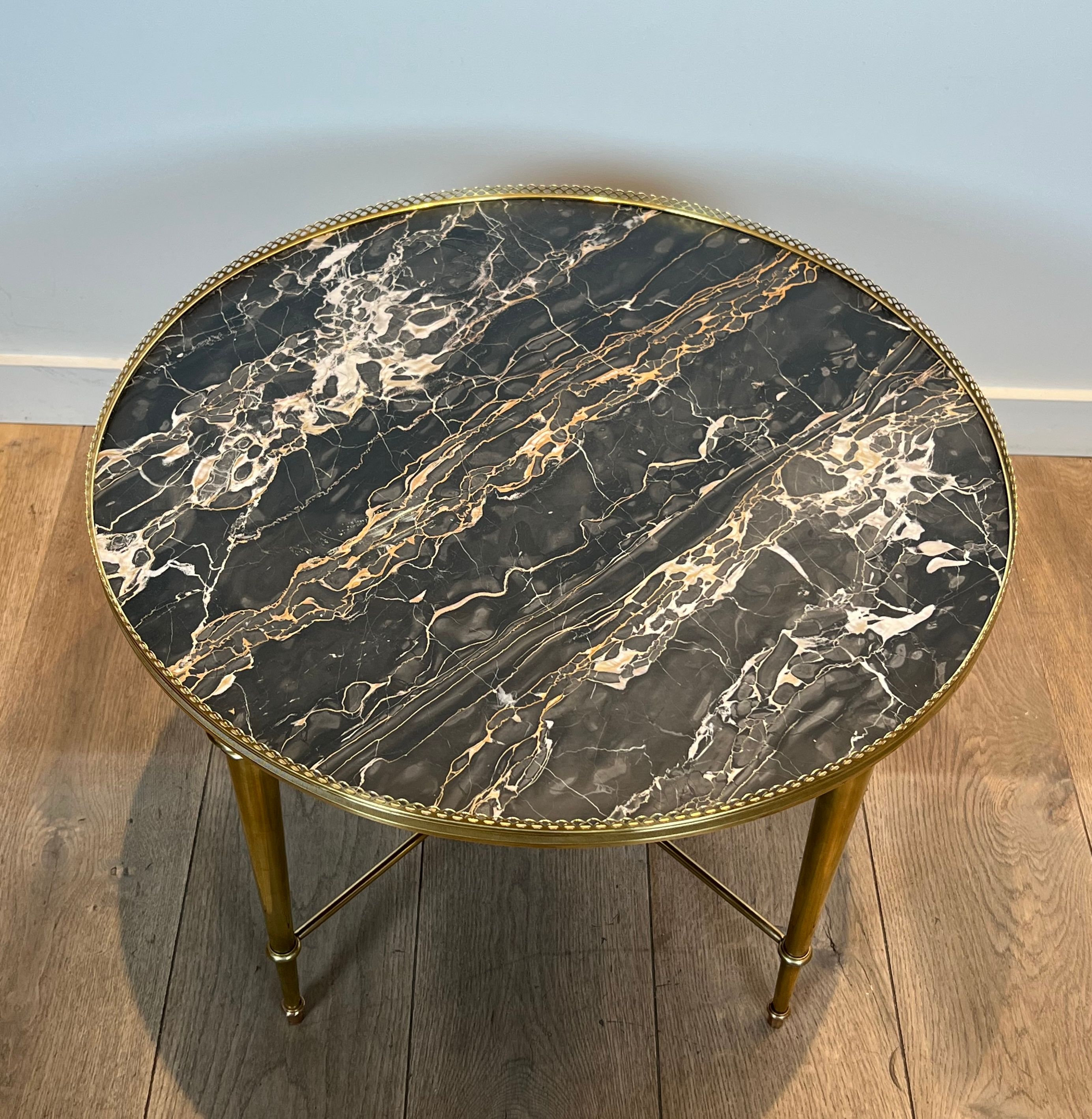 Round coffee table in brass with a marble top from the Ramsay house.