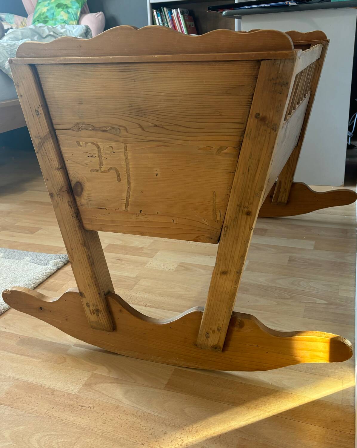 Lit bébé ancienne à bois