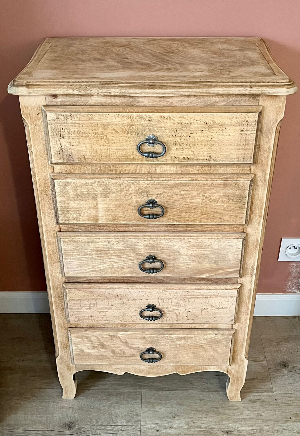 Chest of drawers