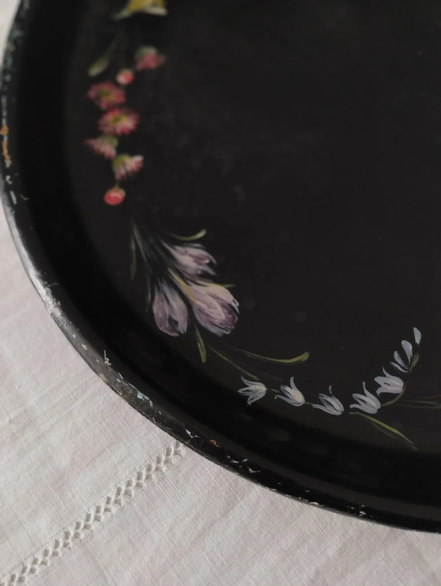 Old large English plate made of papier-mâché.