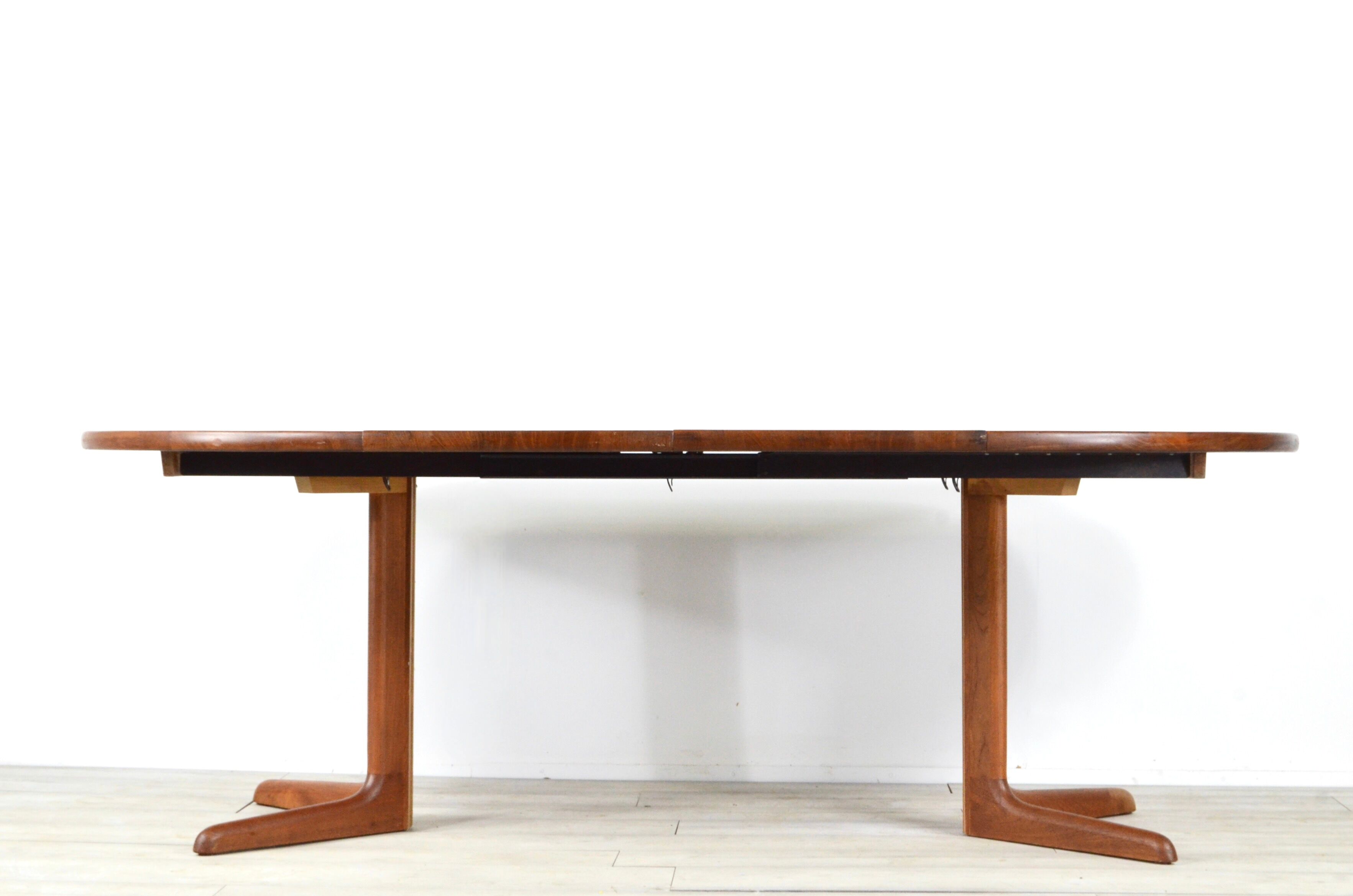 Midcentury Danish Extending Round Teak Table by Skovby. Vintage Modern / Scandinavian Style /Retro.