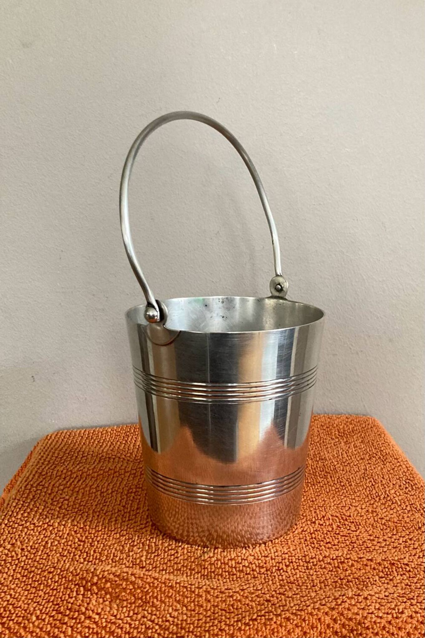 Ice bucket with handle from the late 19th / early 20th century in hallmarked silver-plated metal
