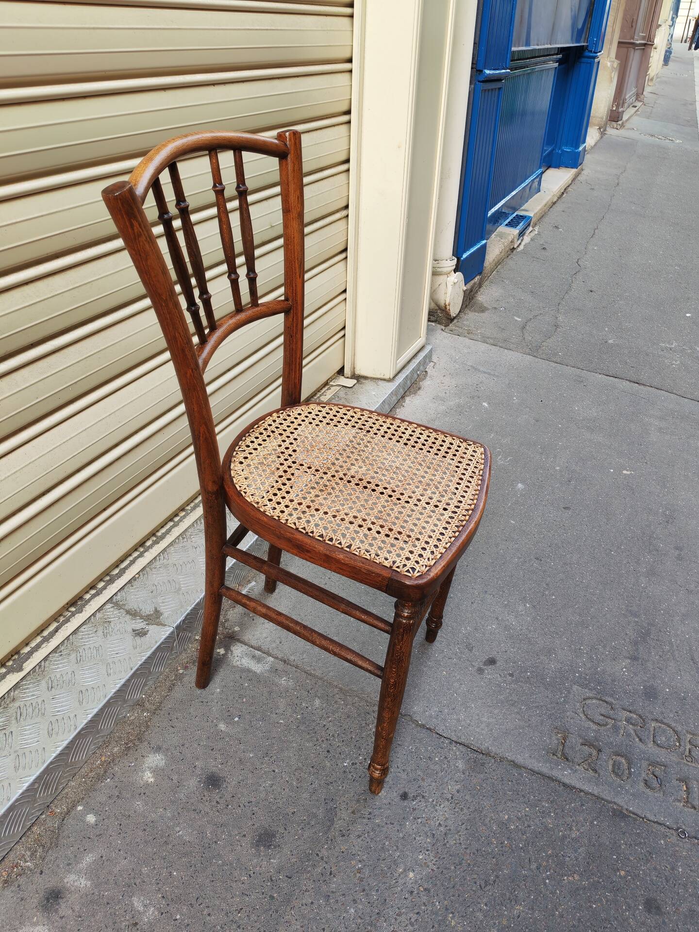Bistro chair in wood and caning from the 1900s.