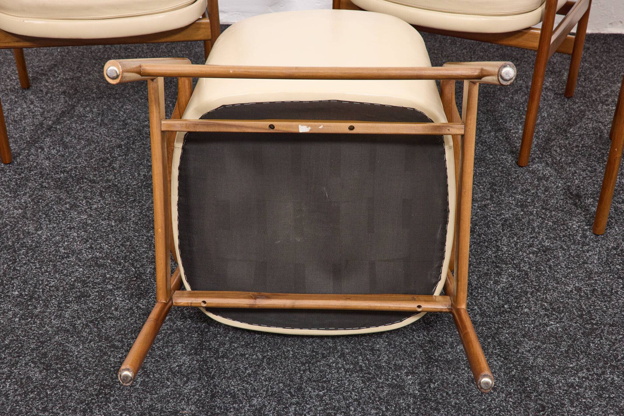 Chaises de salle à manger/conférence vintage avec accoudoirs en noyer et cuir vinyle d'origine b