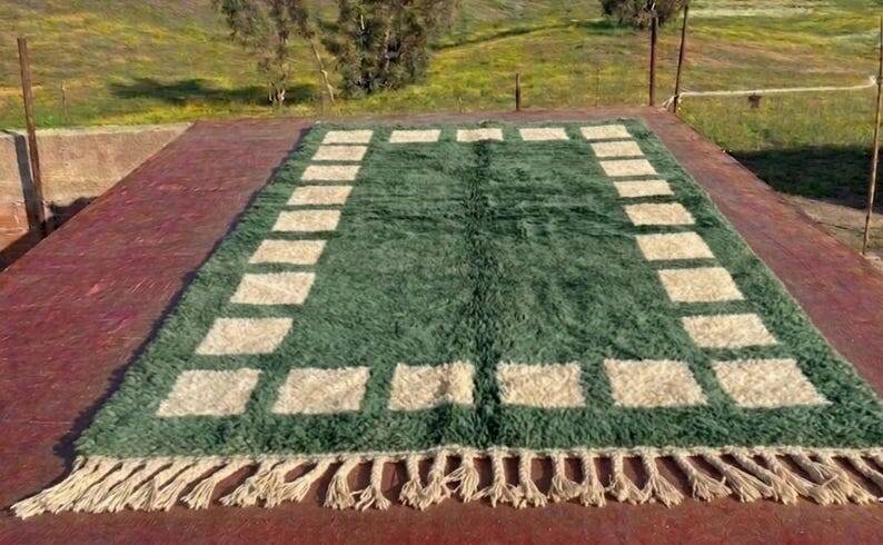 Moroccan Berber rug in green and ecru 300x200 cm – square geometric pattern