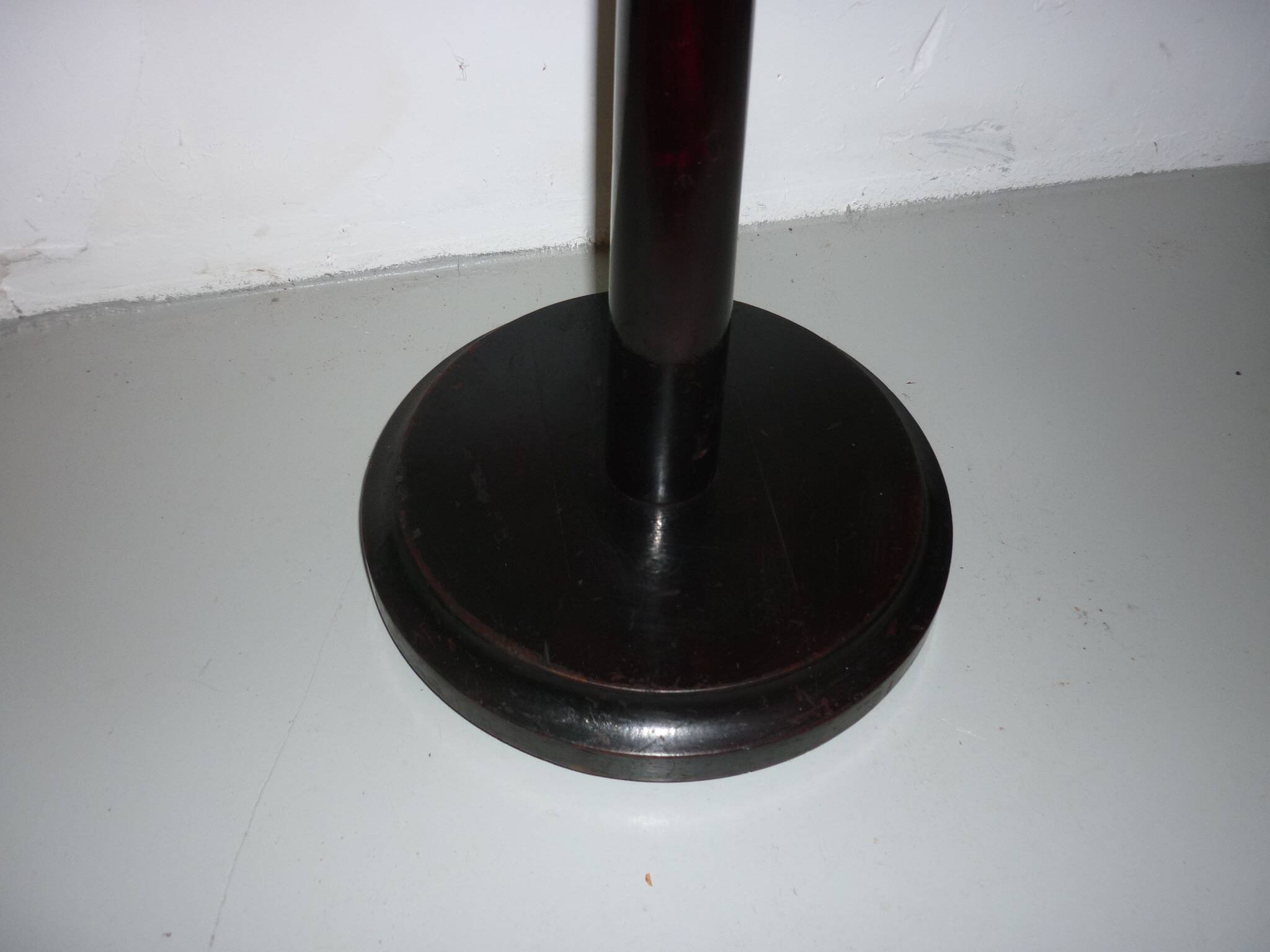 Cendrier en bois sur pied par-fumee