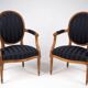 Paire de fauteuils cabriolet de style Louis XVI en bois naturel