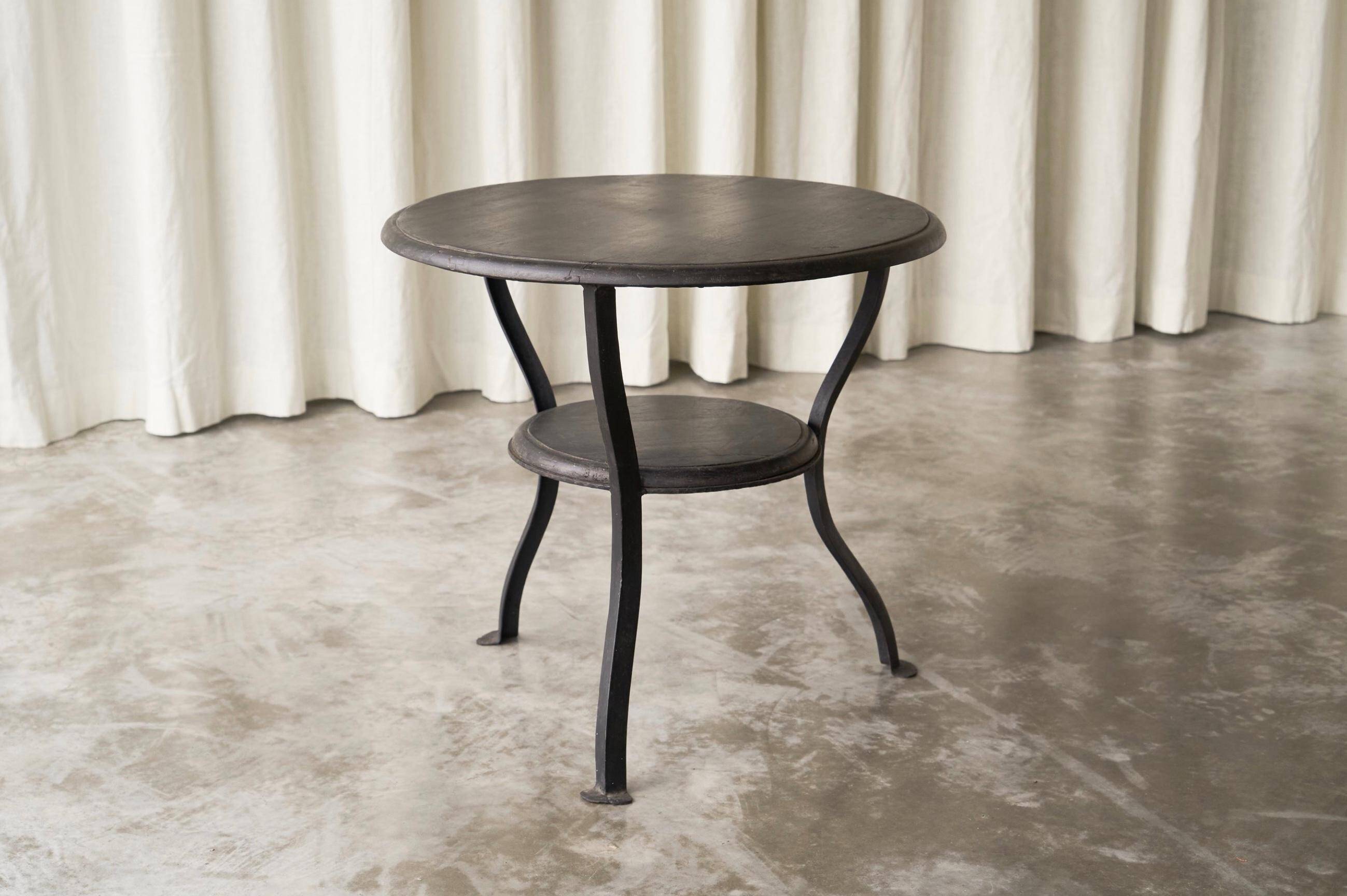 Table d'appoint Wabi Sabi métal forgé et bois teinté années 1920