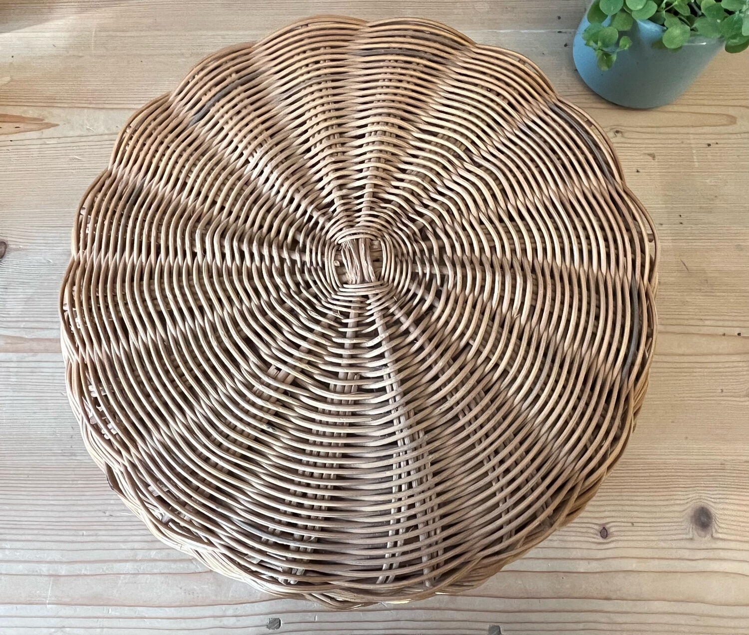 Round rattan basket