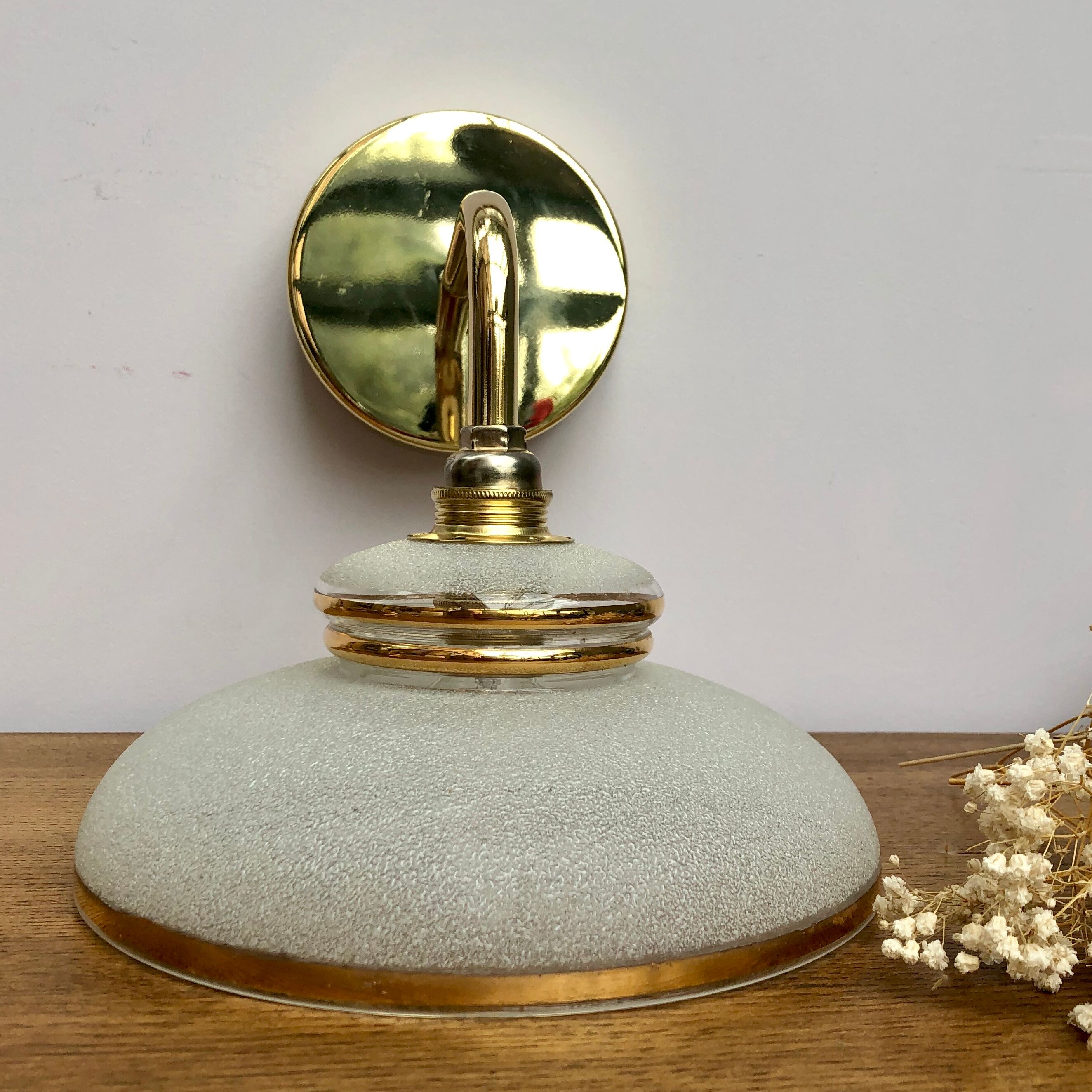 Wall light vintage lampshade in white and gold frosted glass.