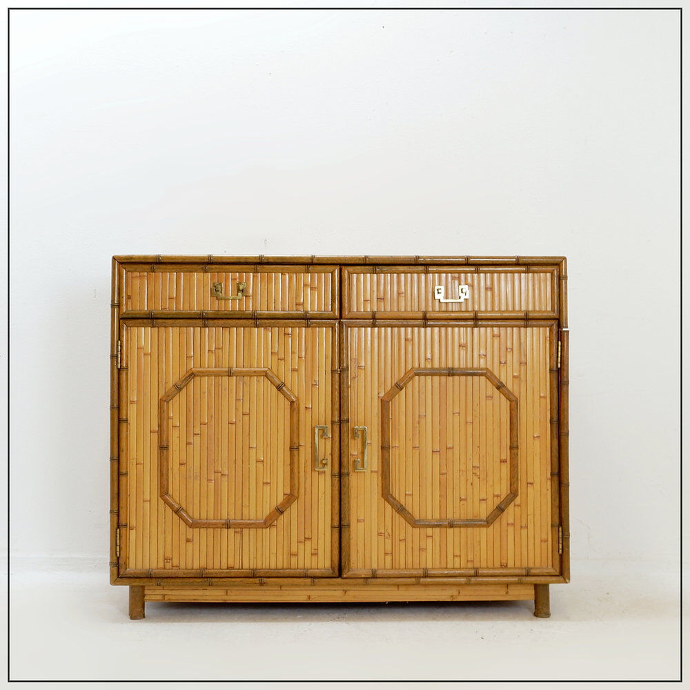 Commode en bambou avec 2 portes et 2 tiroirs - poignées en laiton, vers 1960.