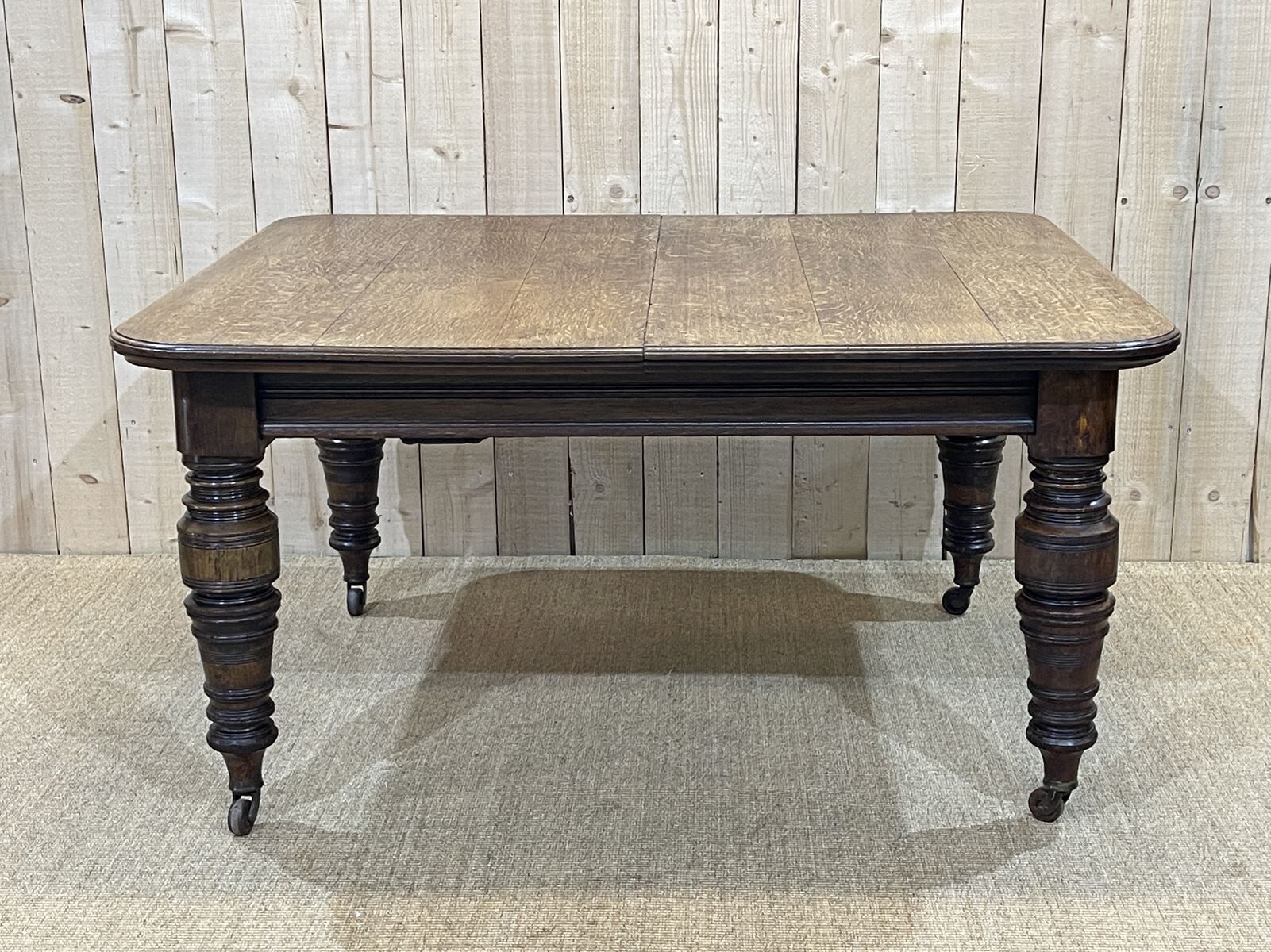 English nineteenth oak table with 1 crank extension