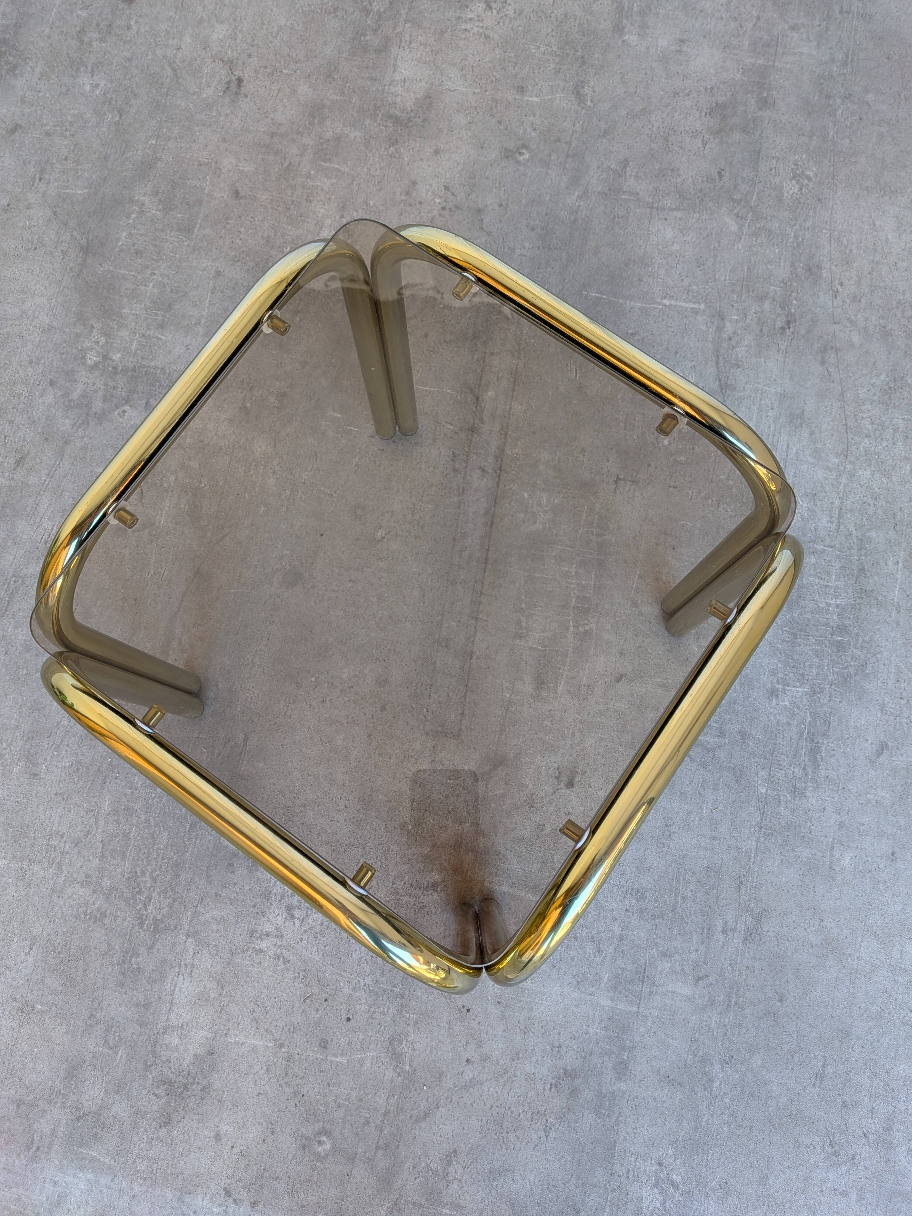 Table basse vintage en laiton et verre fumé / Moderne italien du milieu du siècle