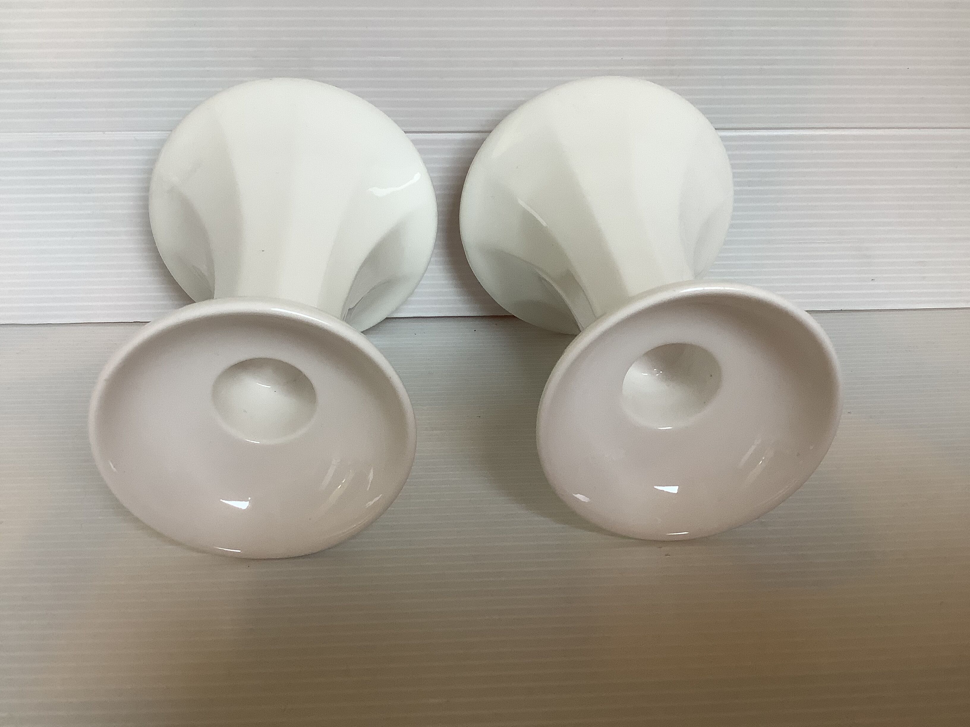 Paire de bougeoirs blancs à facettes pied tulipe