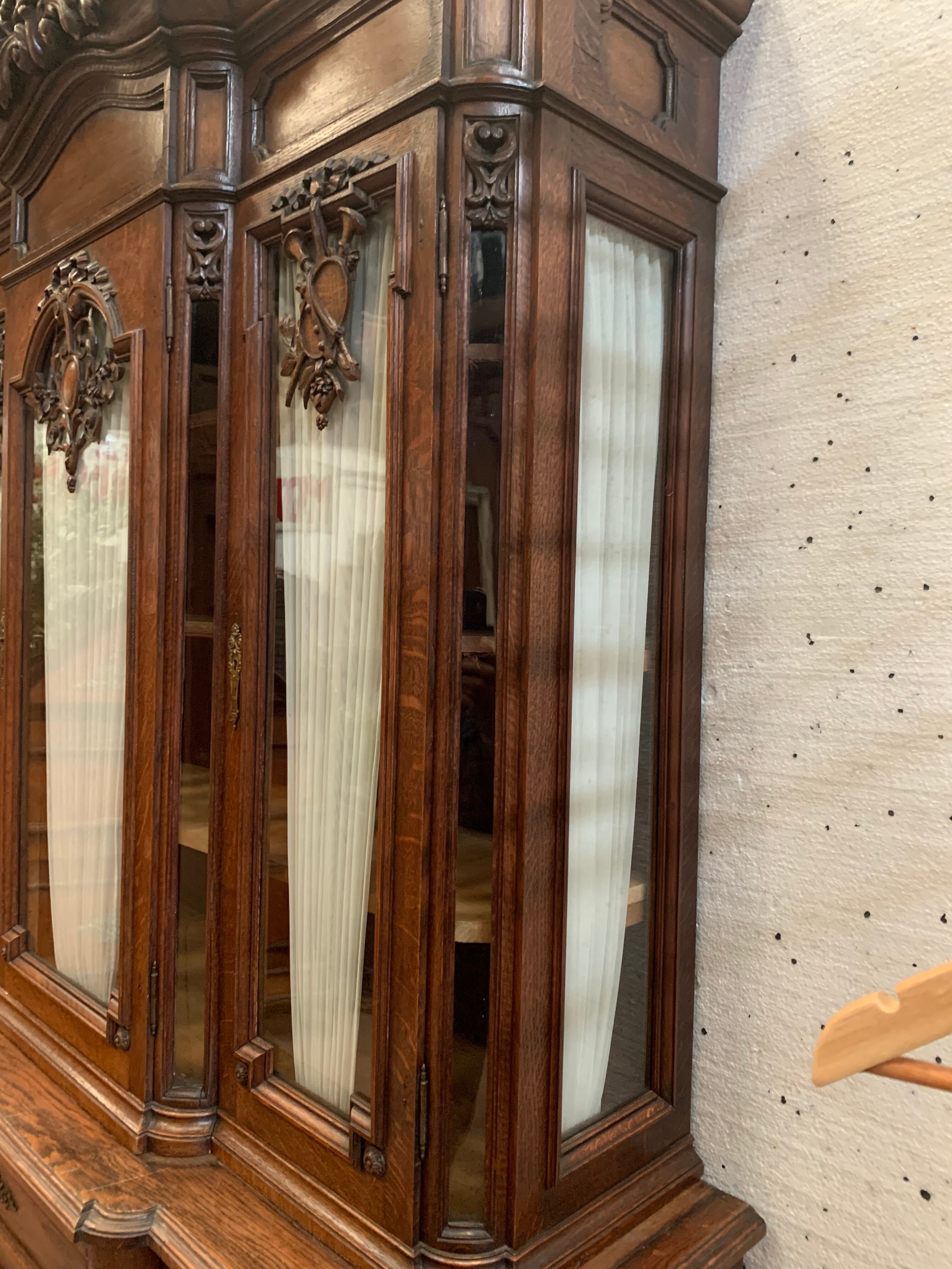 Buffet Liégeois in two bodies Chene massive patinated XX century