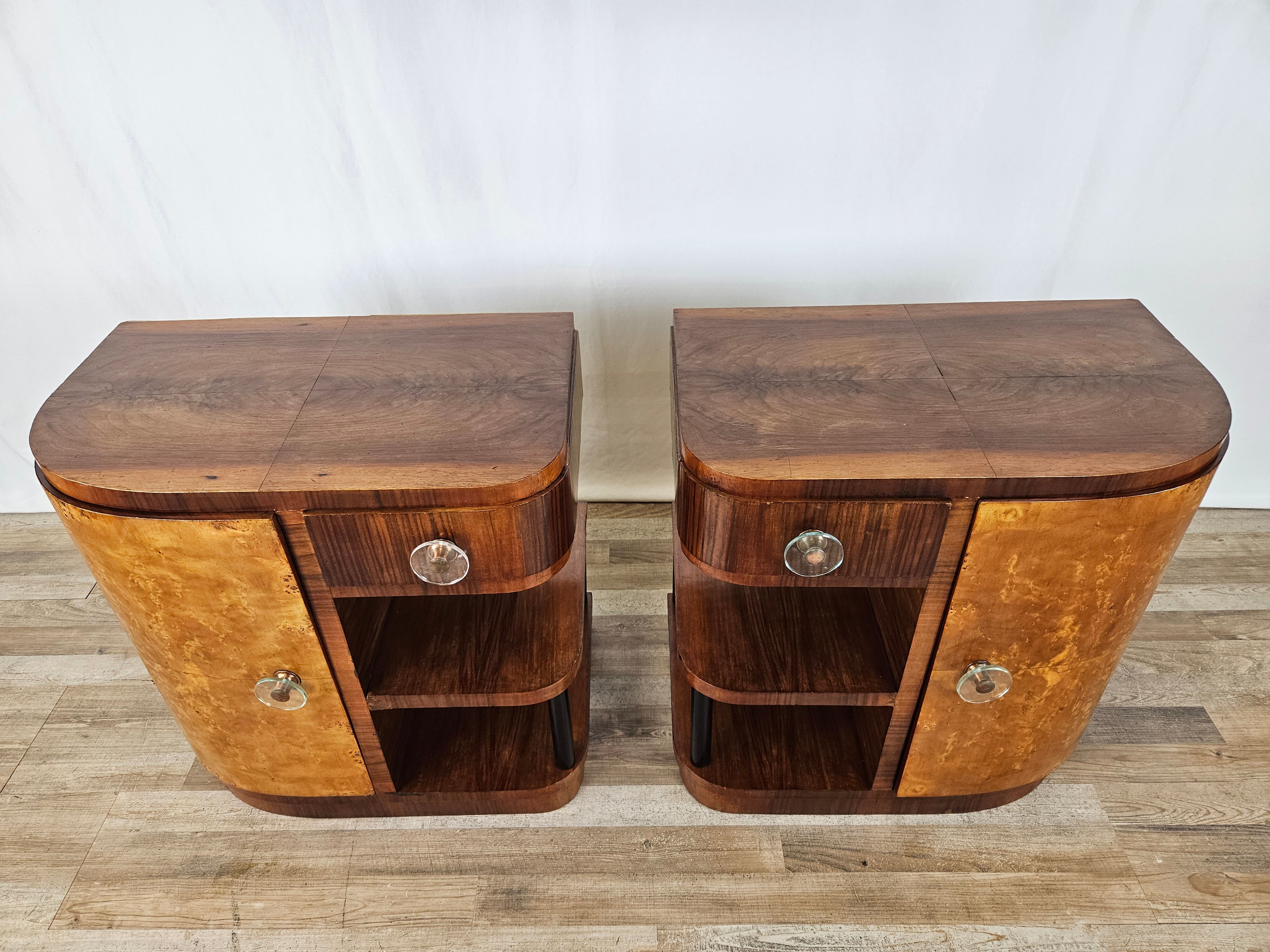 Pair of Art Decò bedside tables in walnut and thuja