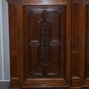 Armoire hollandaise sculptée à la main années 1940