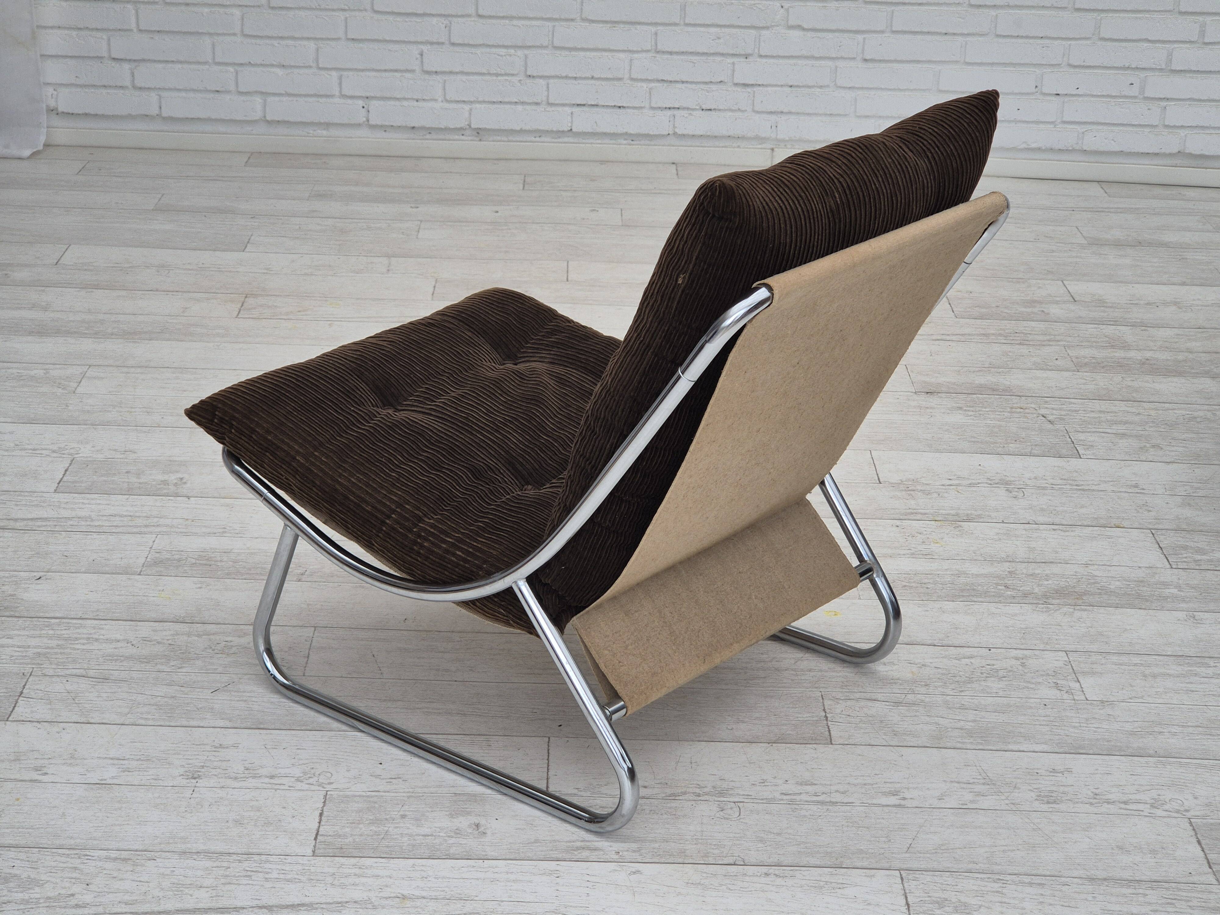 1970s, British design by Peter Hoyte, "Sling" lounge chair, corduroy, original condition.