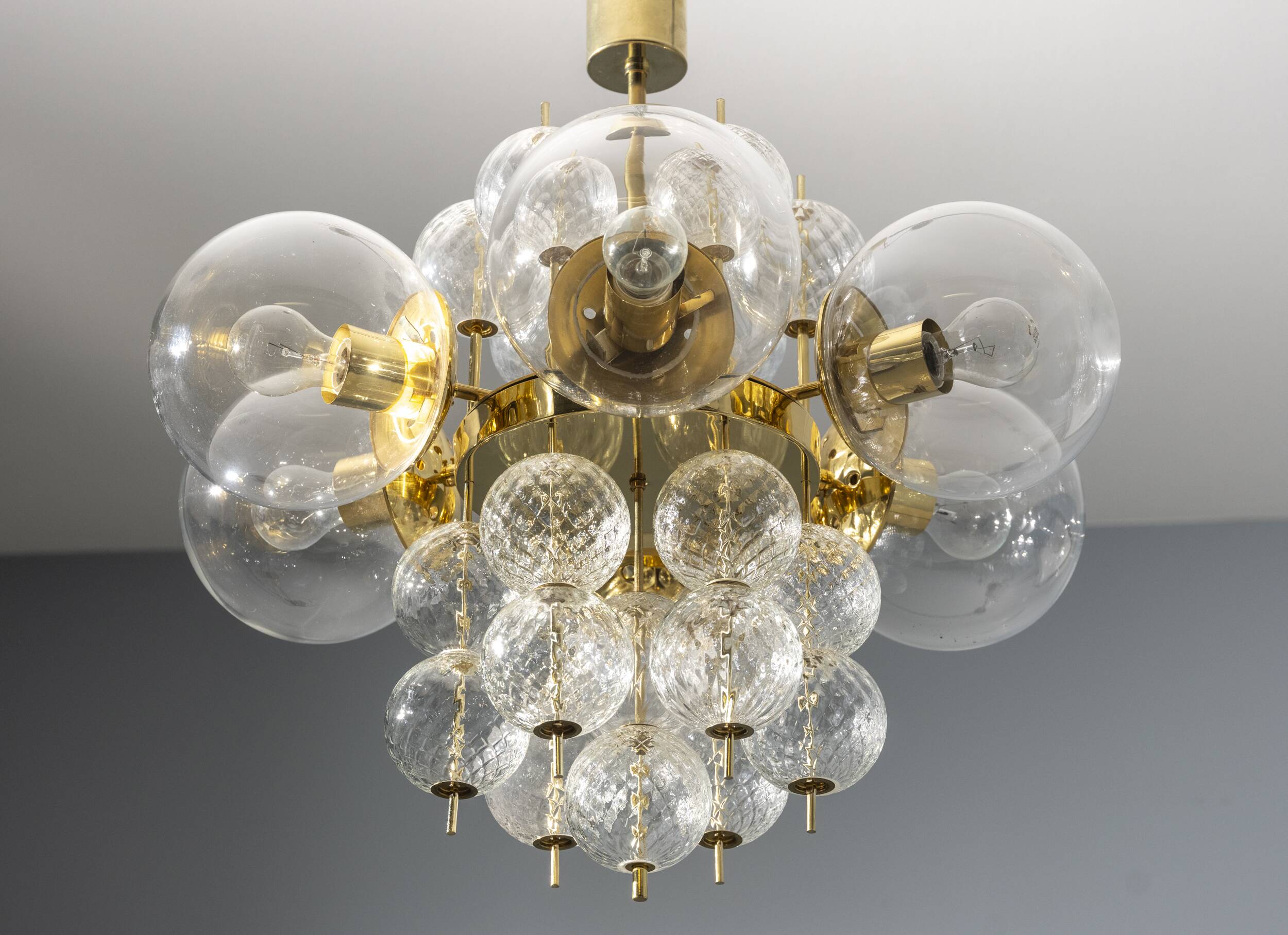 Lustre en laiton et verre du milieu du siècle, Europe, années 1960