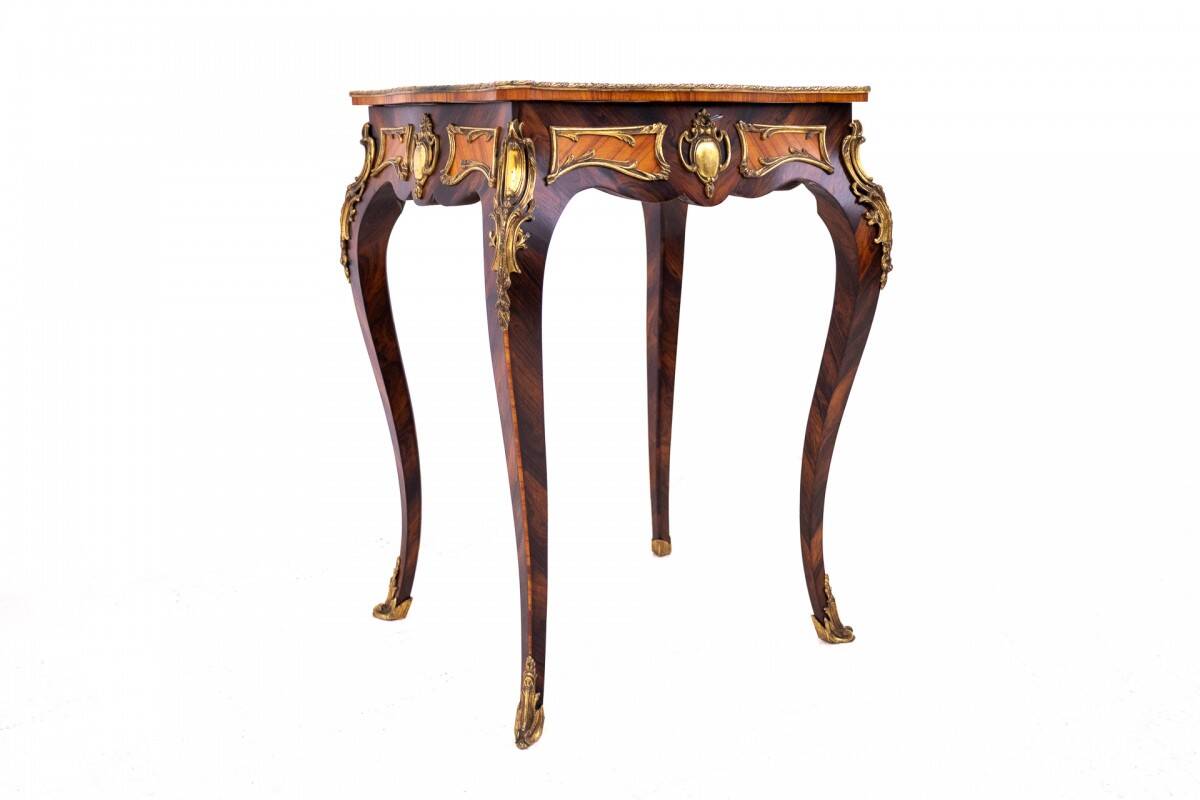 Table basse unique, France, vers 1880.