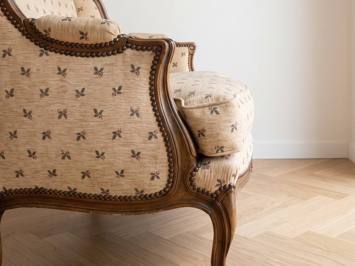 Regency style living room set: 3-seater sofa and 2 armchairs.