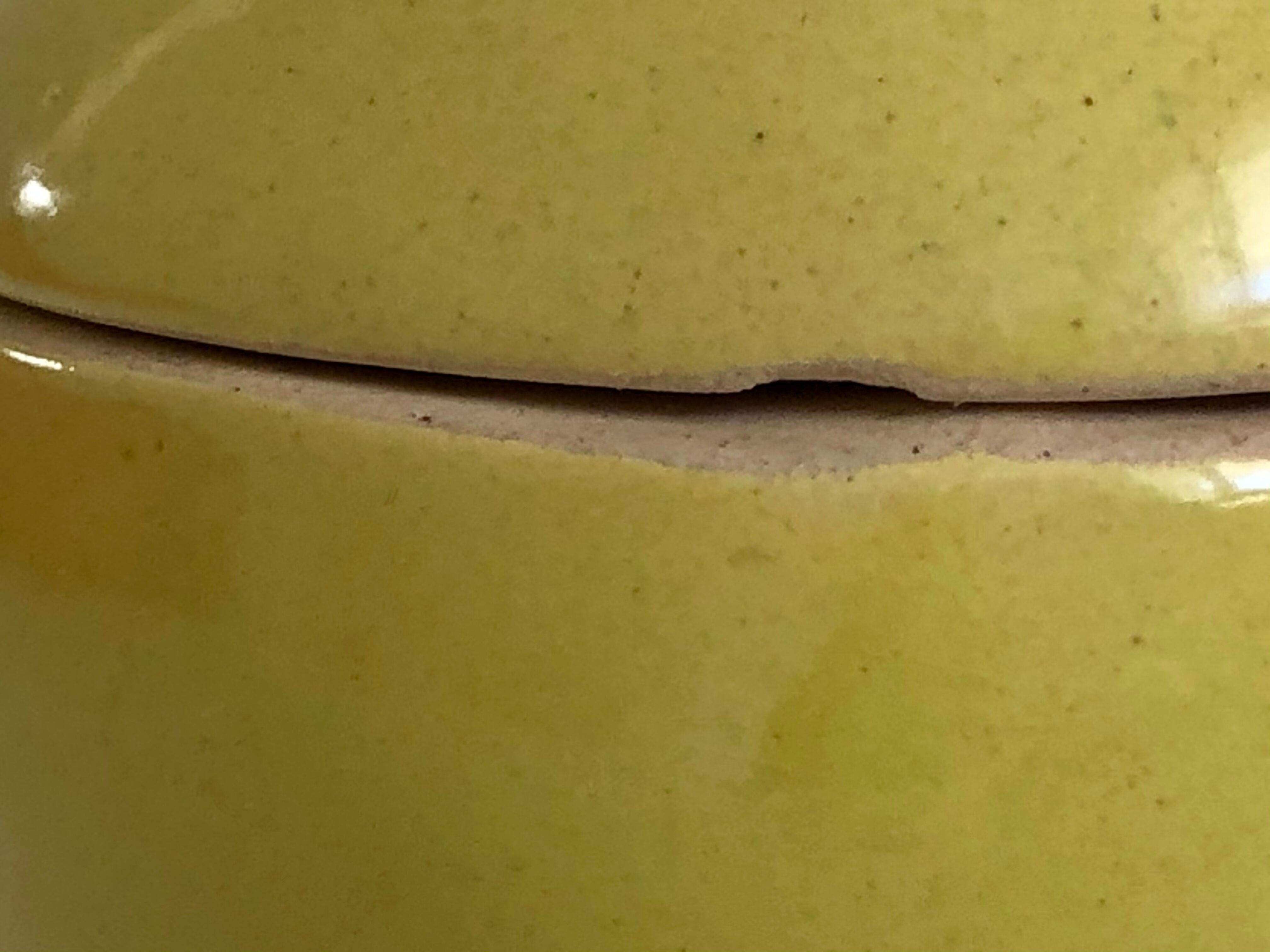 Boîte en céramique émaillée jaune en forme de pomme, 1970