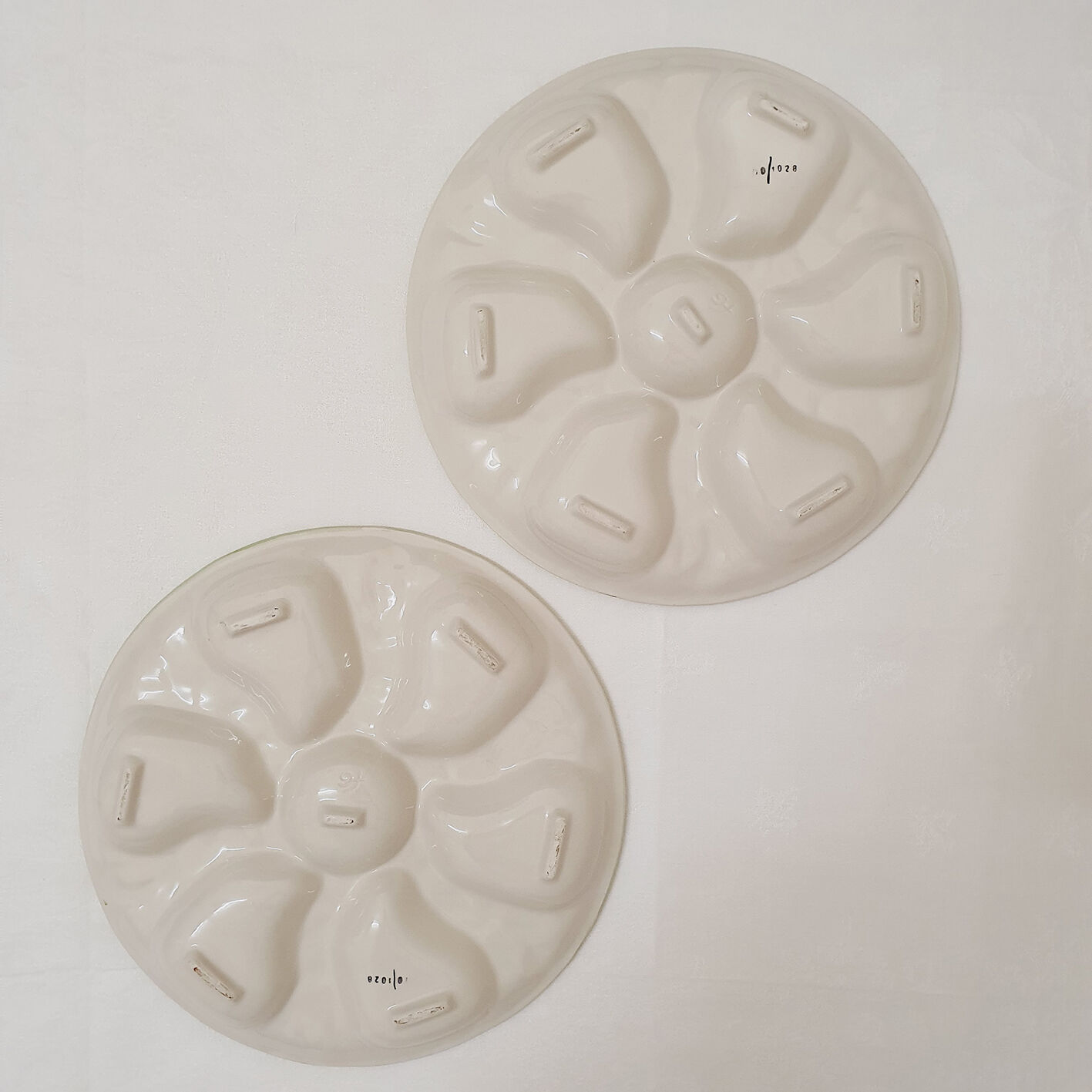 Lot 2 oyster plates in slip