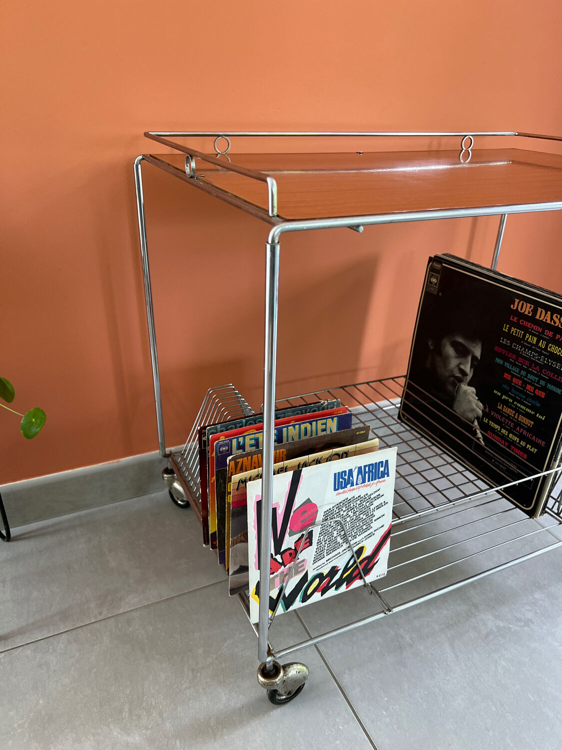 Table for turntable and vinyls