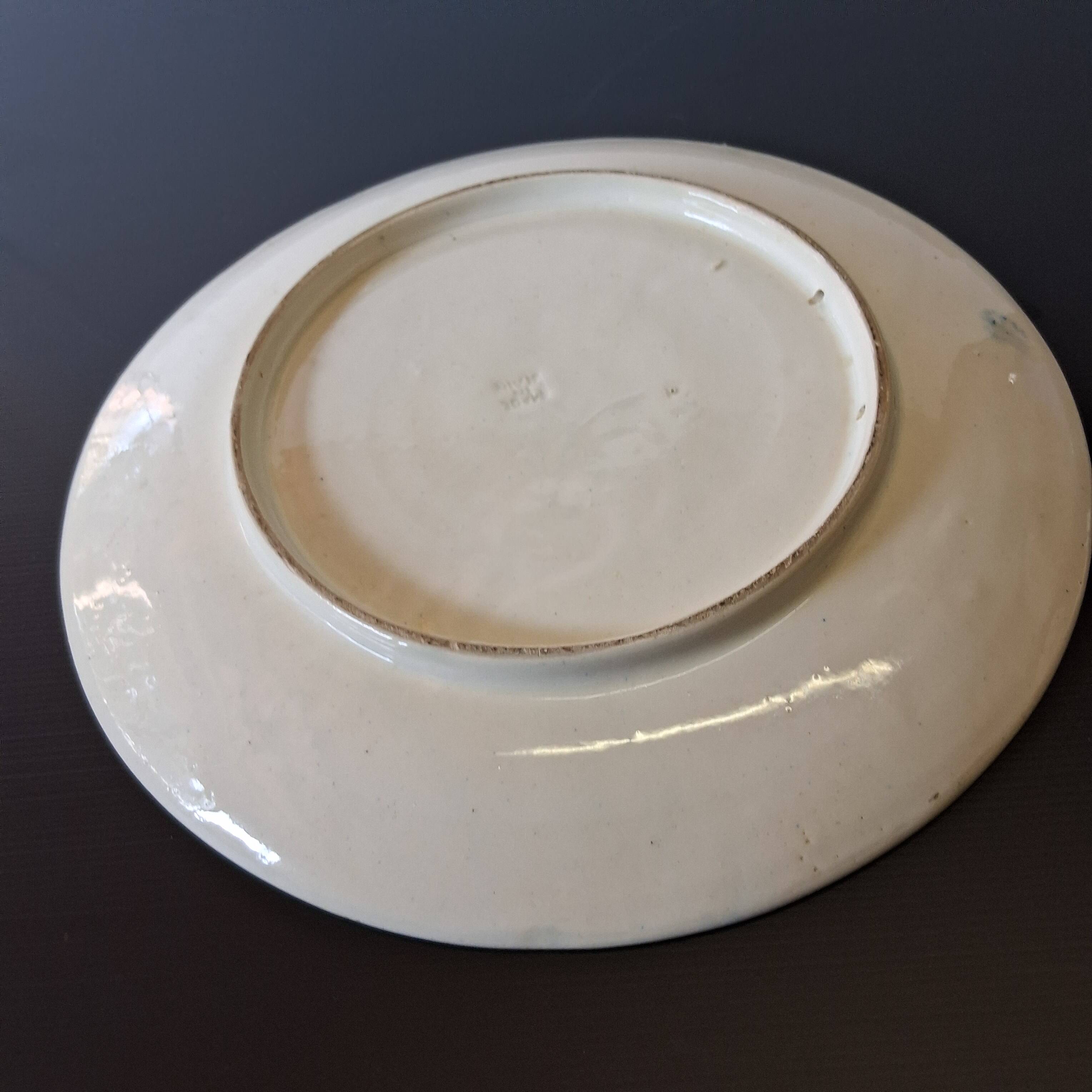Very large serving dish / or fruit bowl in ceramic in very good condition.