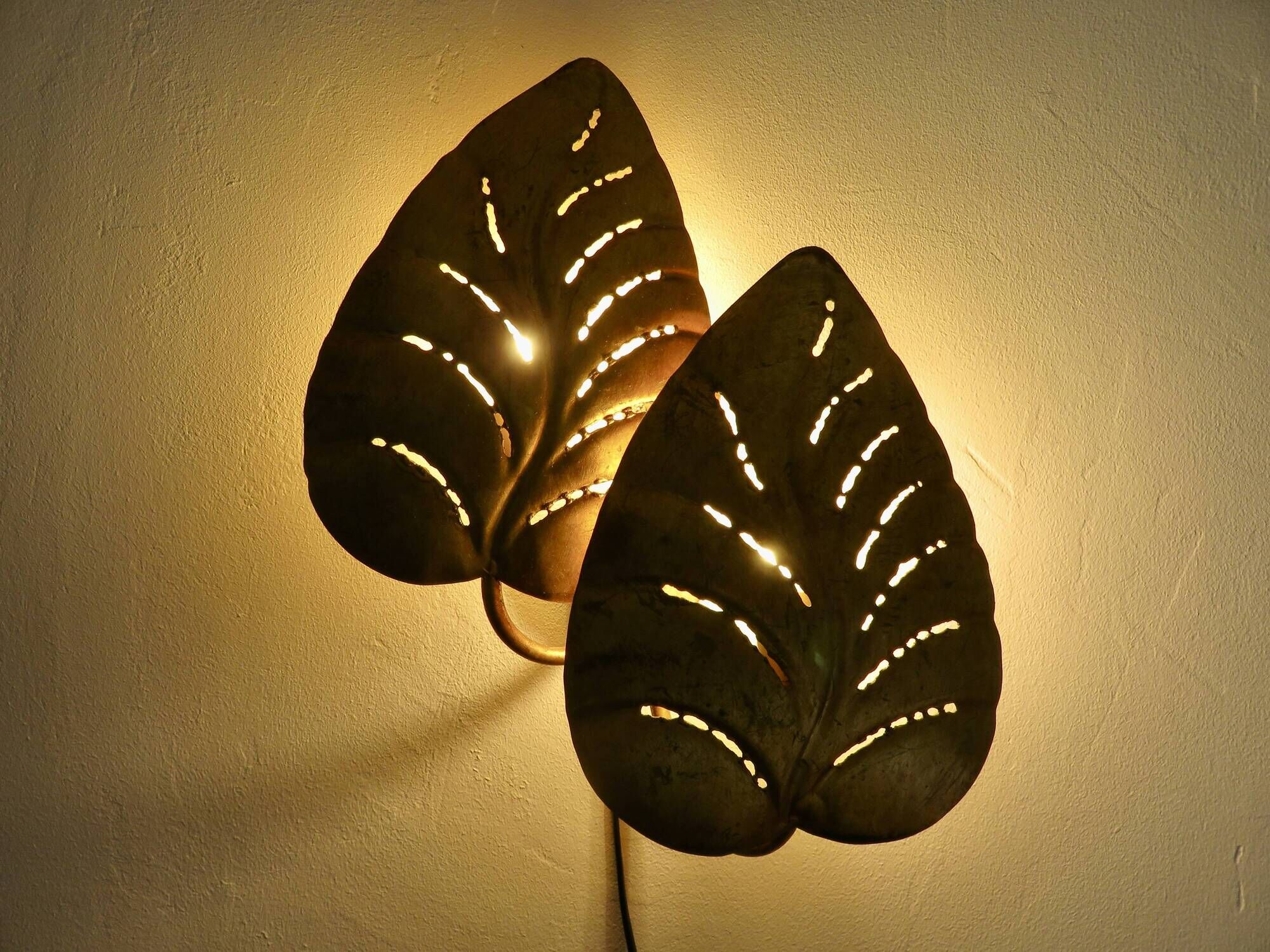 Large "leaf" wall lamp in gold metal, gold leaf, 1970s, Jansen