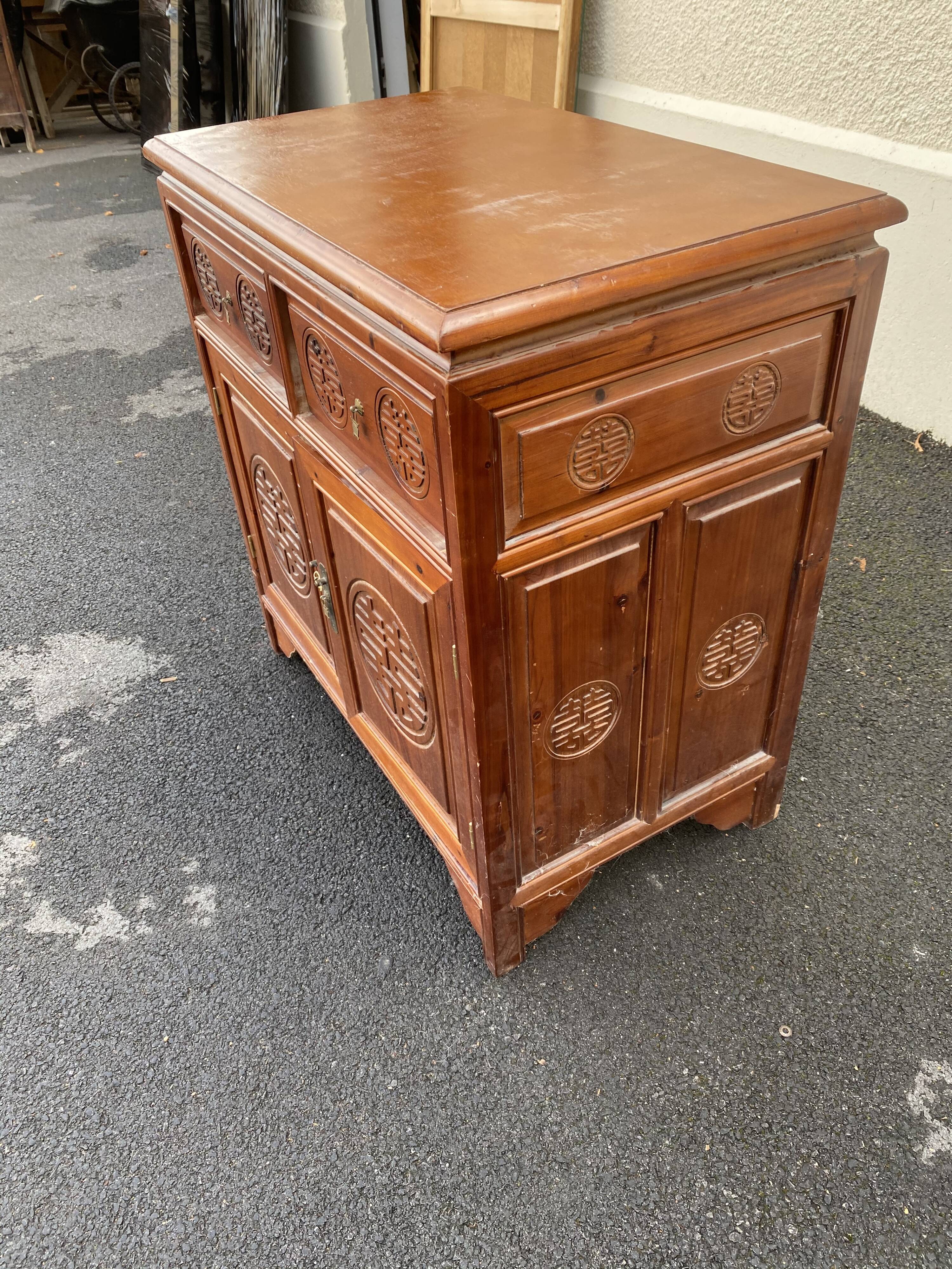 Buffet down chinese décor