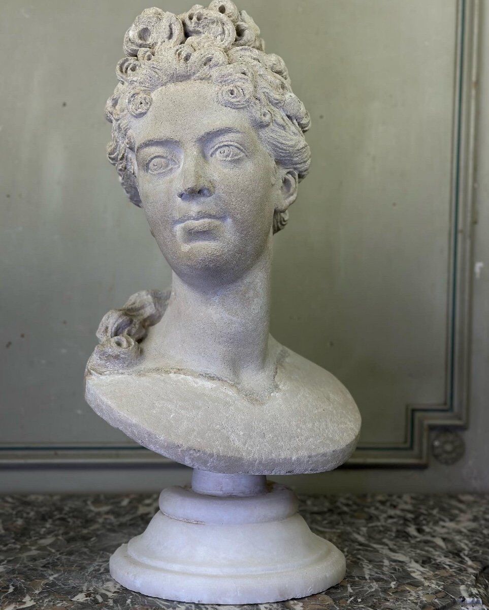 Buste en pierre limoneuse d’après Coysevox, portrait de la duchesse de Bourgogne