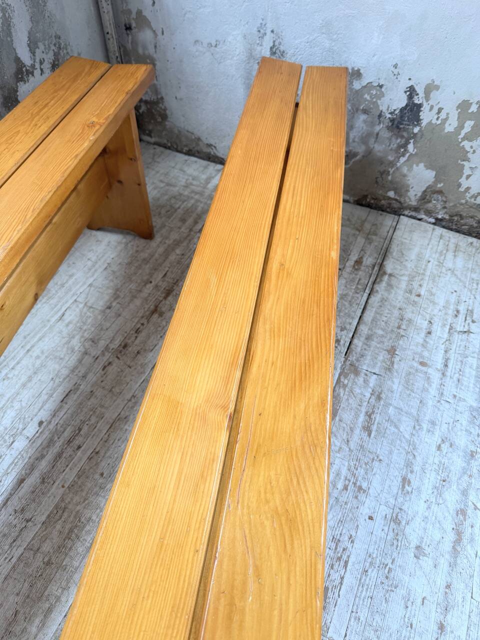 Paire de bancs en pin Charlotte Perriand Les arcs