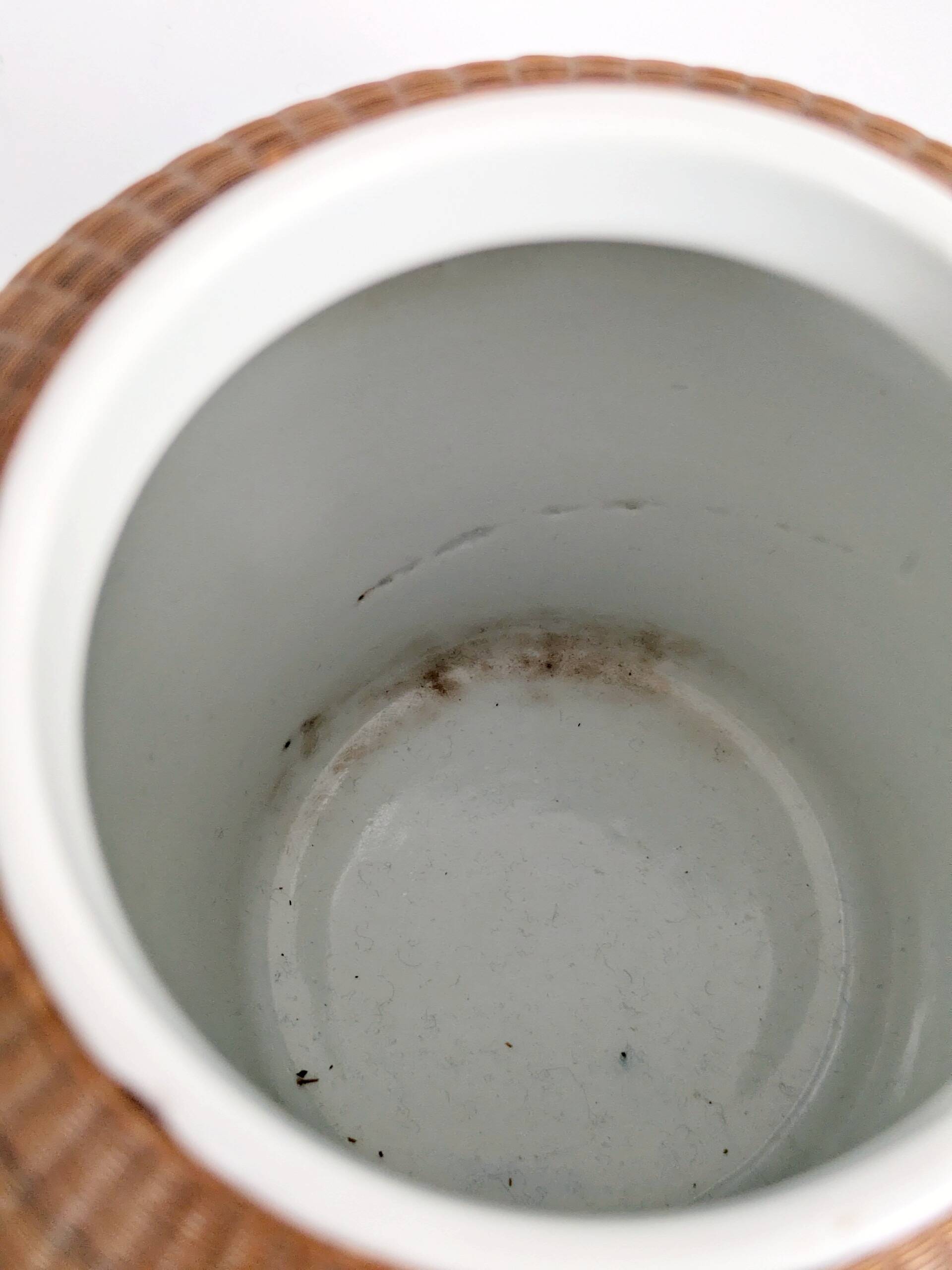 Pair of vintage Chinese vases in porcelain and woven bamboo.