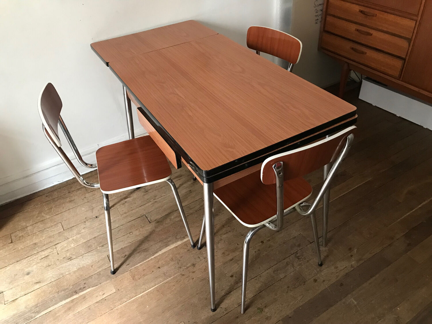 Table en formica and 3 chairs